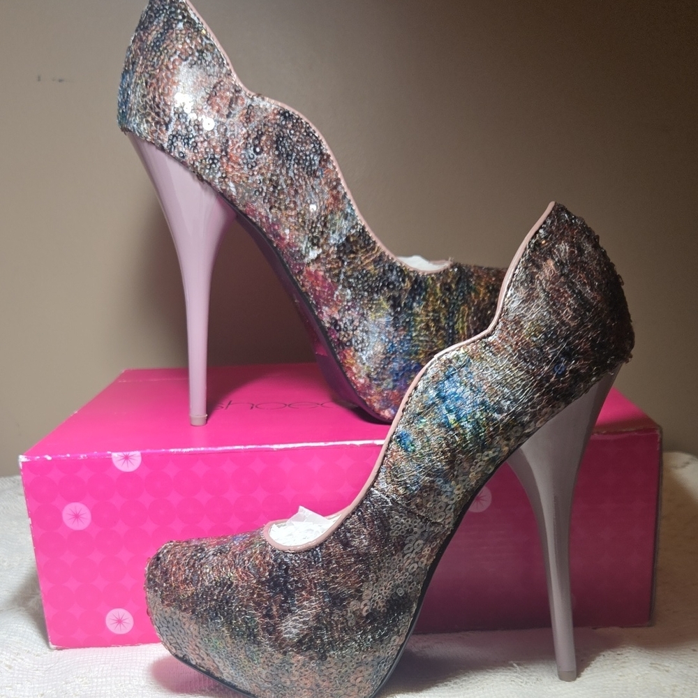 NIB ShoeDazzle Sequins Scalloped Platforms w/ Mauve Heels